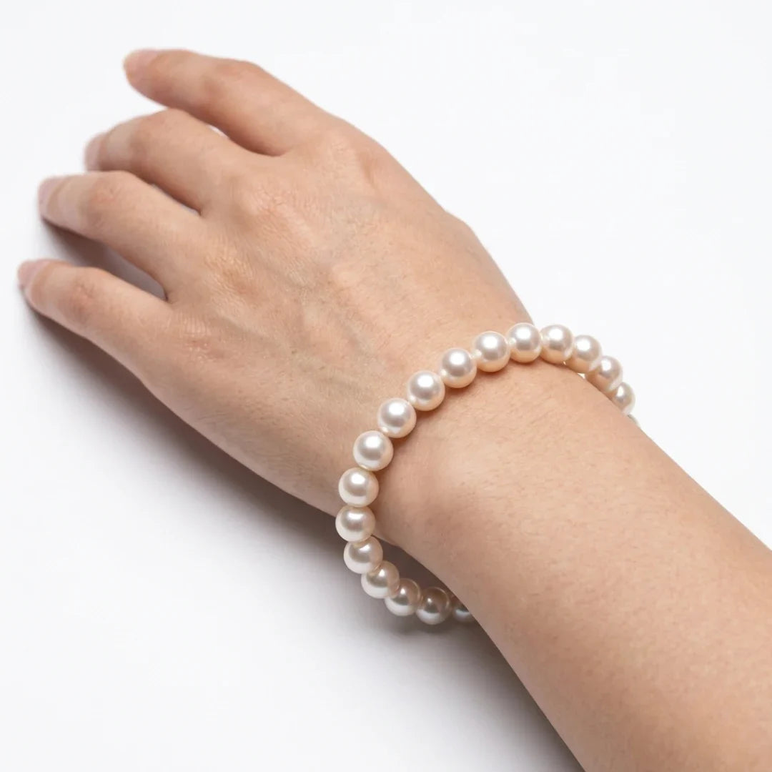 Wearing Natural Pearl Bracelet on Wrist
